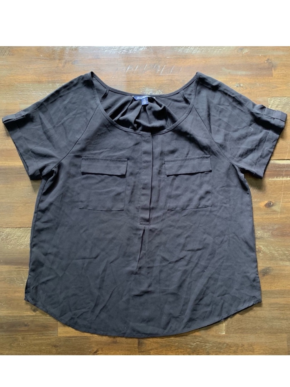 ✅ American Eagle black flowy blouse cuffed sleeves with faux pockets